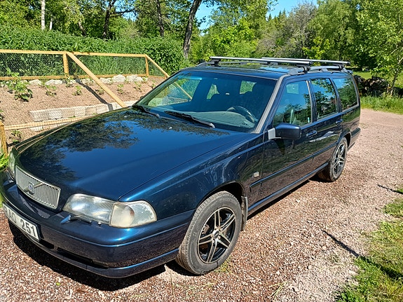 Volvo V70 2 of 5
