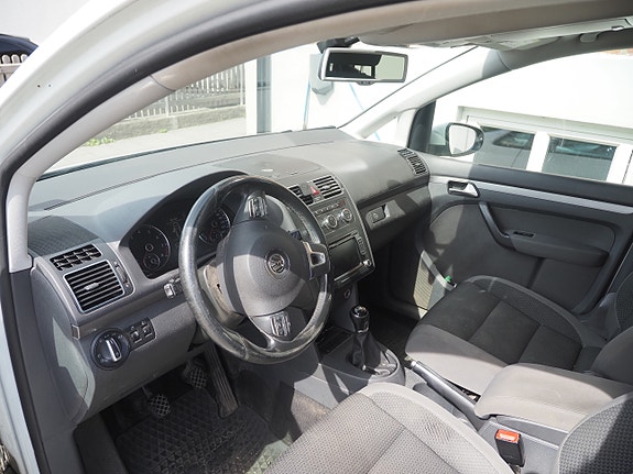 Volkswagen Touran 4 of 5