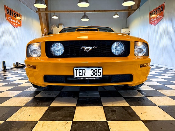 Ford Mustang 3 of 5