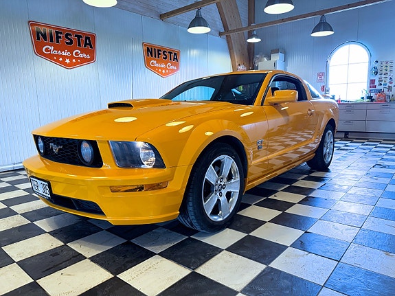 Ford Mustang 2 of 5
