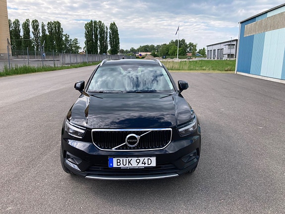 Volvo XC40 2 of 5