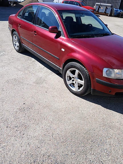 Volkswagen Passat 2 of 5