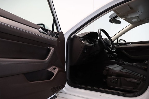Volkswagen Passat 9 of 30