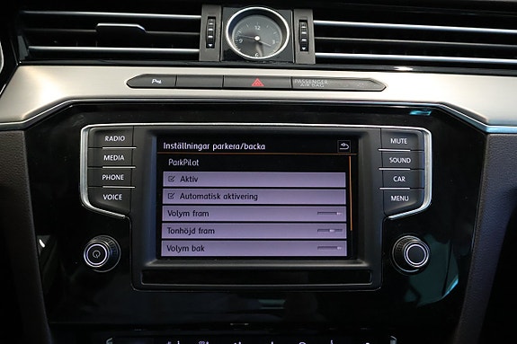 Volkswagen Passat 18 of 30