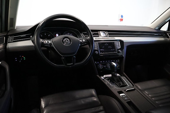 Volkswagen Passat 12 of 30