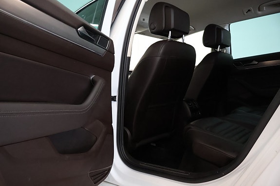 Volkswagen Passat 23 of 30