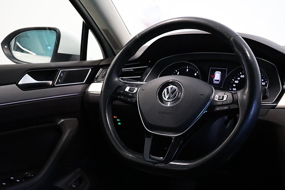 Volkswagen Passat 13 of 30