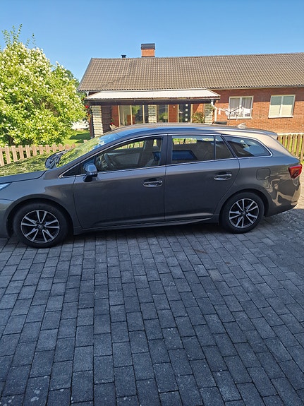Toyota Avensis 3 of 5