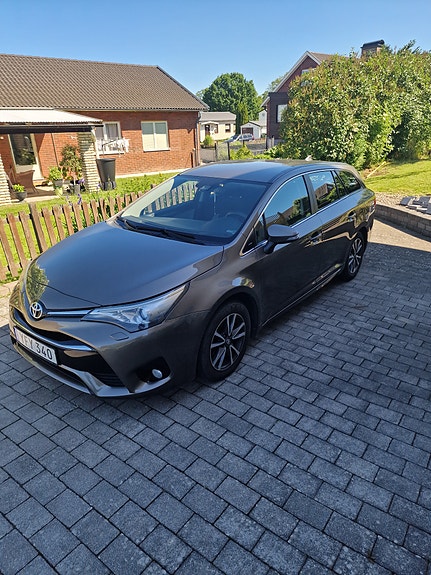 Toyota Avensis 2 of 5