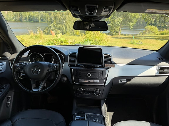 Mercedes-Benz GLE350 d 2 of 3