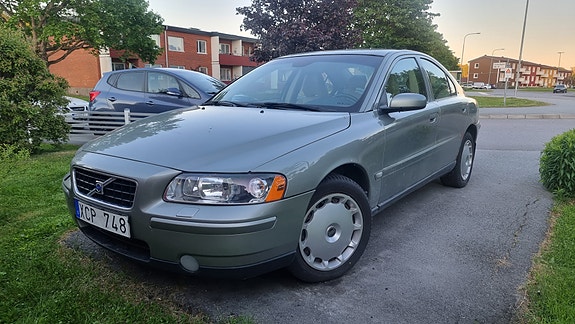 Volvo S60 2 of 5
