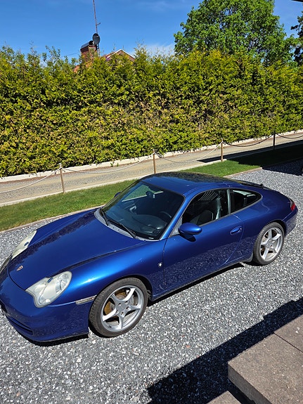 Porsche 911 Carrera 4 2 of 5