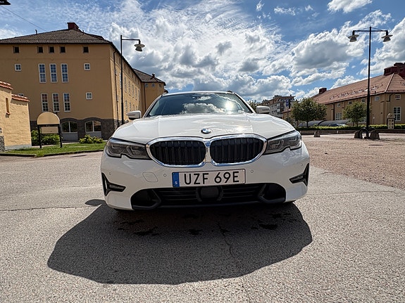 BMW 330e 10 of 10