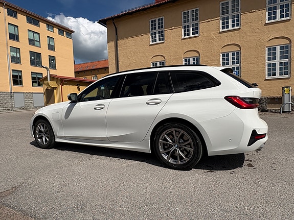 BMW 330e 2 of 10