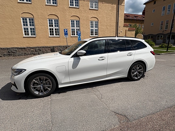 BMW 330e 5 of 10