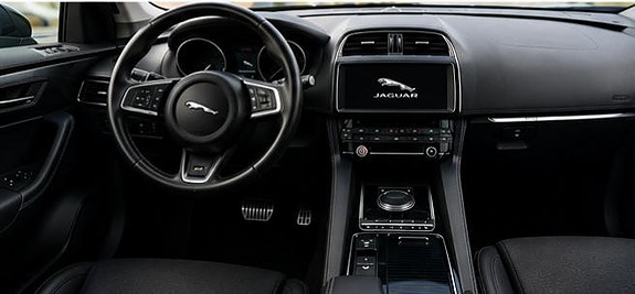 Jaguar F-PACE 7 of 11