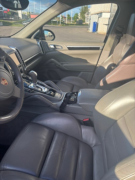 Porsche Cayenne 6 of 7