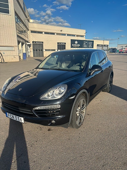 Porsche Cayenne 2 of 5
