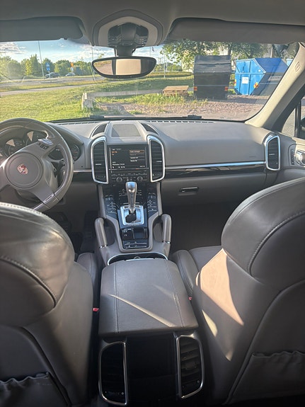 Porsche Cayenne 4 of 5