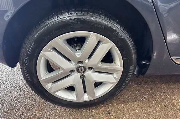 Renault Clio 12 of 15