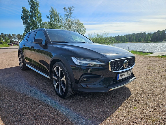 Volvo V60 Cross Country 2 of 5