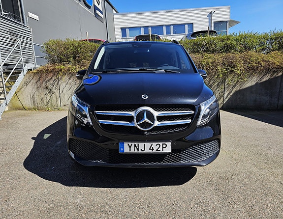 Mercedes-Benz V250 3 of 5