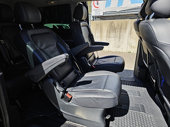 Mercedes-Benz V250 17 of 21