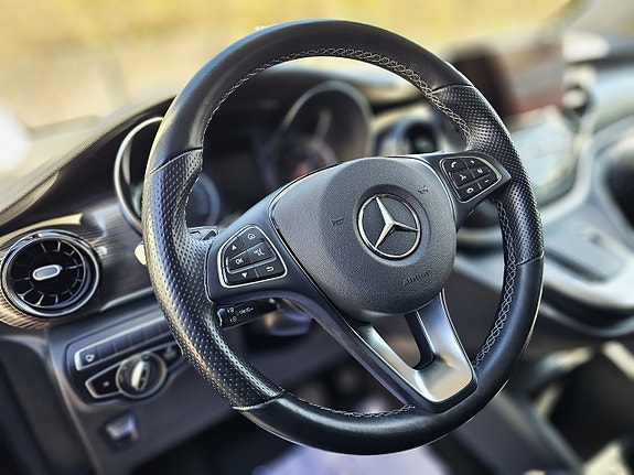 Mercedes-Benz V250 11 of 21