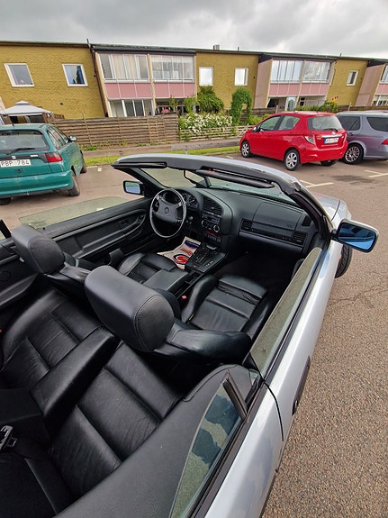BMW 325i 4 of 5
