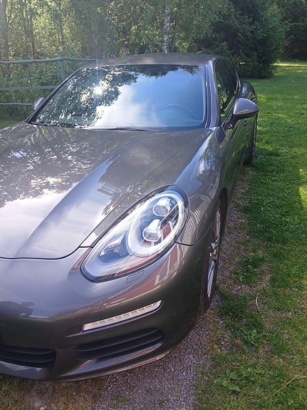 Porsche Panamera 4 of 5