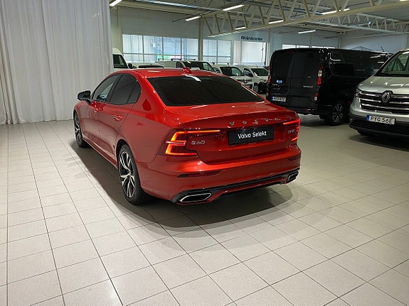 Volvo S60 4 of 5