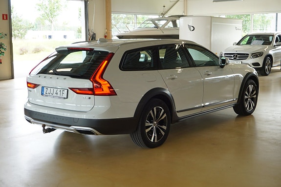 Volvo V90 Cross Country 2 of 5