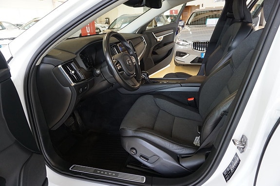 Volvo V90 Cross Country 3 of 5