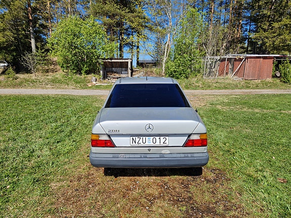 Mercedes-Benz 200 3 of 5