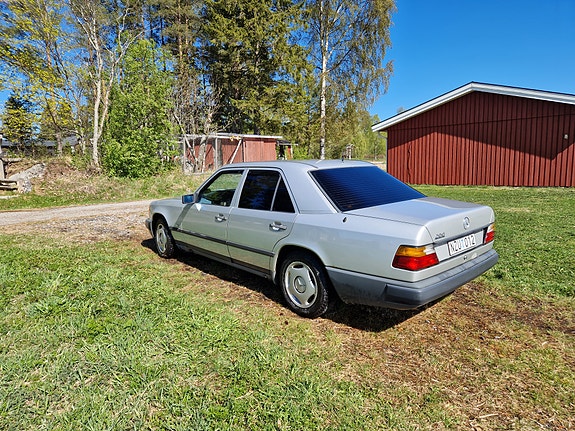 Mercedes-Benz 200 4 of 5