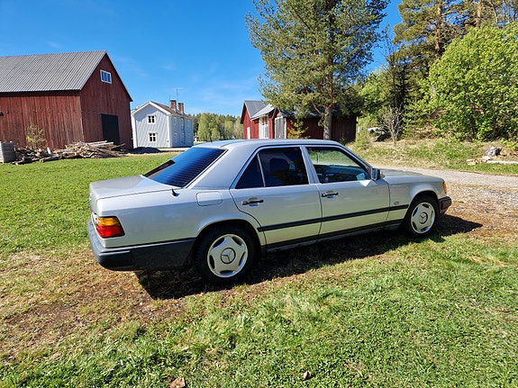 Mercedes-Benz 200 2 of 5