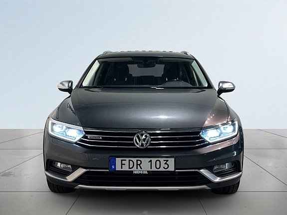 Volkswagen Passat Alltrack 2 of 5