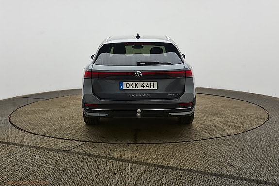 Volkswagen Passat 2 of 5