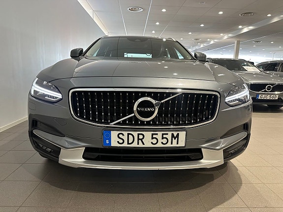 Volvo V90 Cross Country 2 of 5