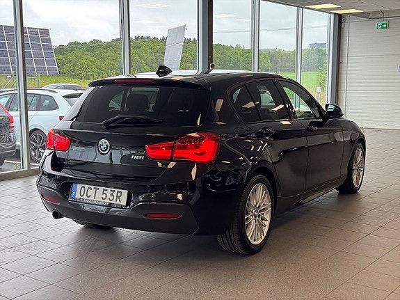 BMW 118i 3 of 5