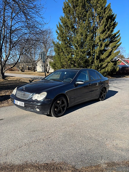 Mercedes-Benz C200 3 of 5