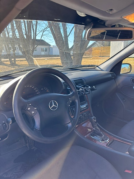 Mercedes-Benz C200 4 of 5