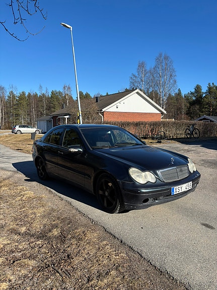 Mercedes-Benz C200 2 of 5