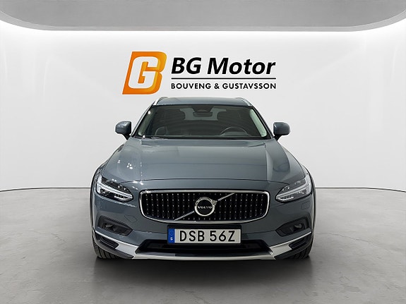 Volvo V90 Cross Country 2 of 5