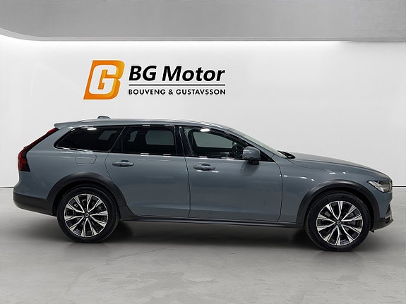 Volvo V90 Cross Country 3 of 5