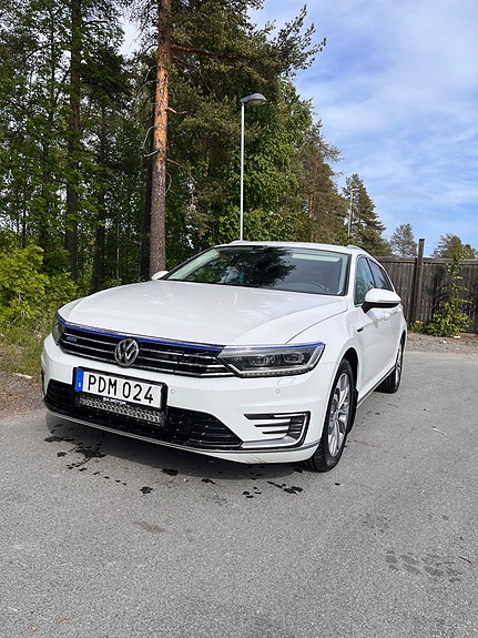 Volkswagen Passat 2 of 5