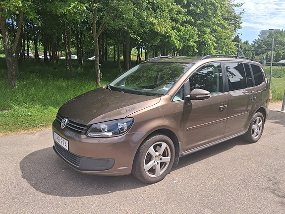 Volkswagen Touran 2 of 5