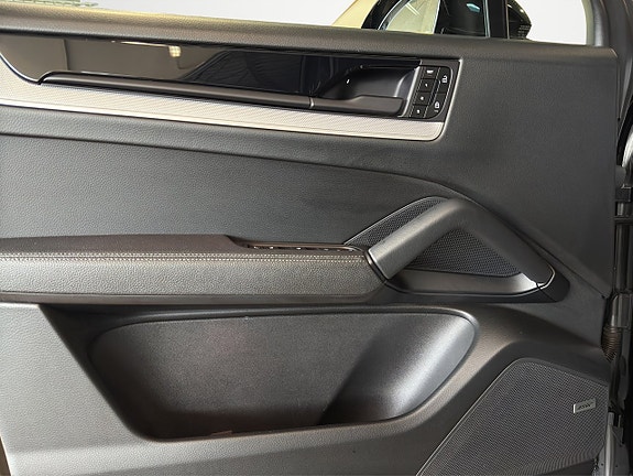 Porsche Cayenne 18 of 23