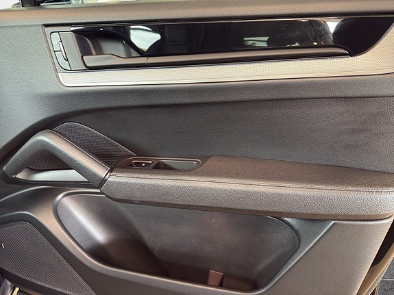 Porsche Cayenne 15 of 23