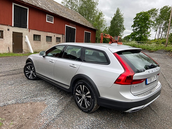 Volvo V90 Cross Country 2 of 5